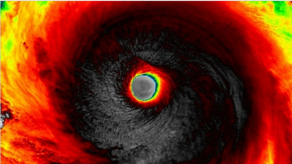 Kinh hoàng hình ảnh tâm bão mạnh nhất năm nhìn từ vũ trụ